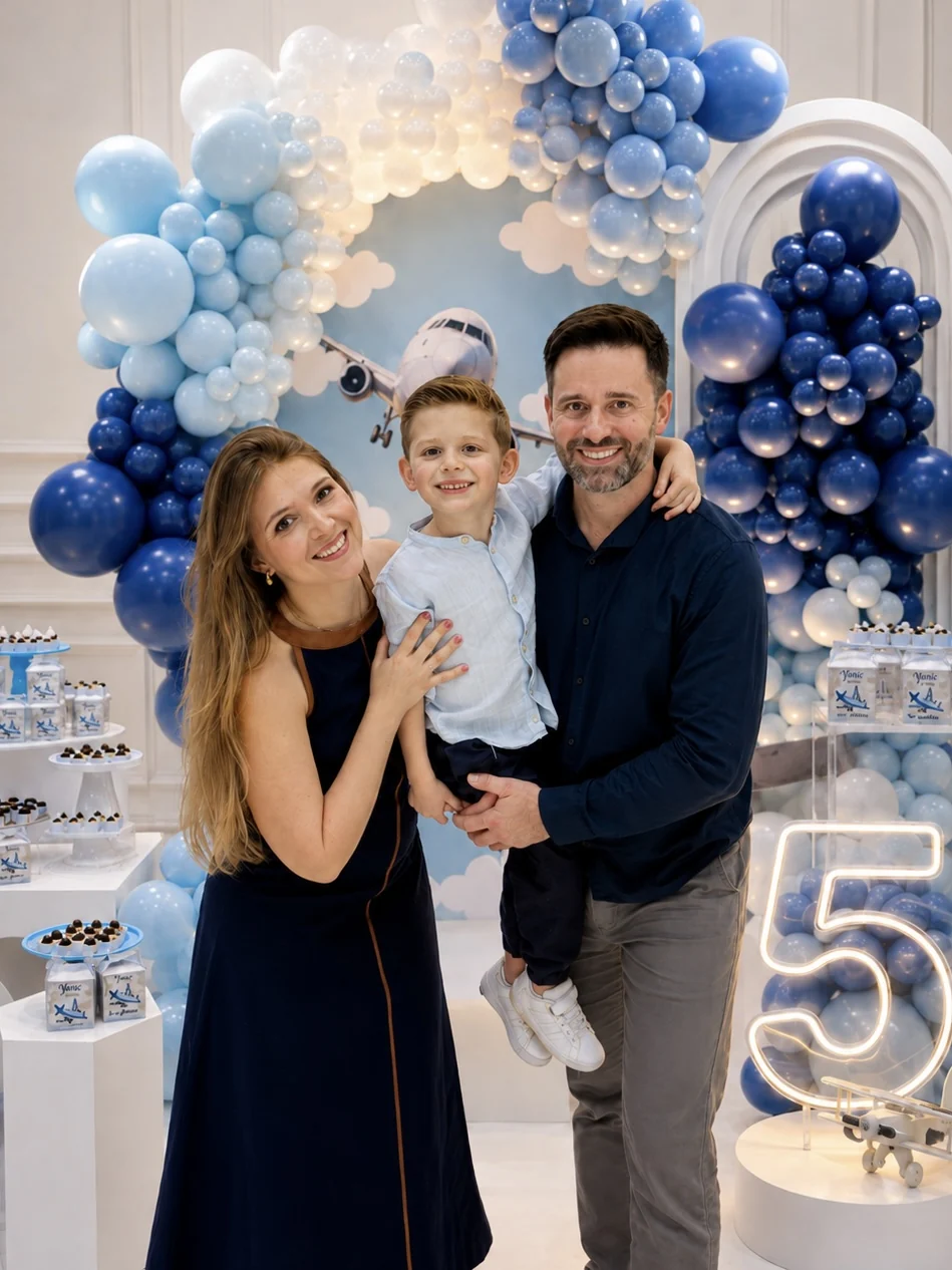 Danilo Orsi com sua família, em uma comemoração