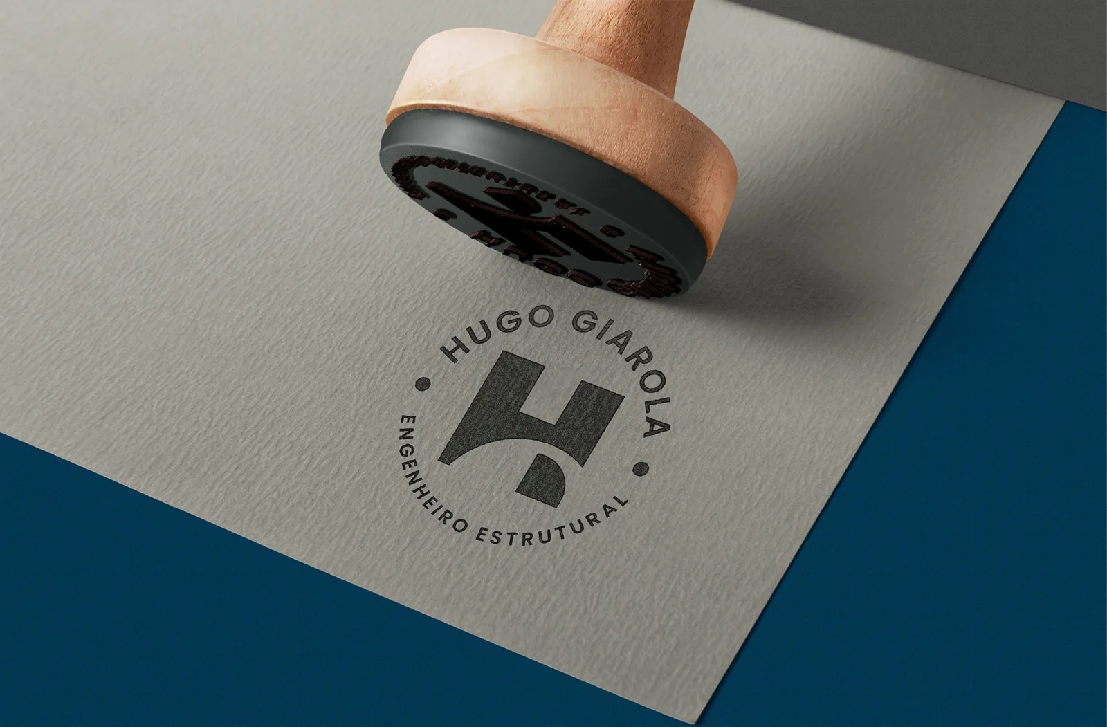 Hugo Giarola — Carimbo com o símbolo da marca