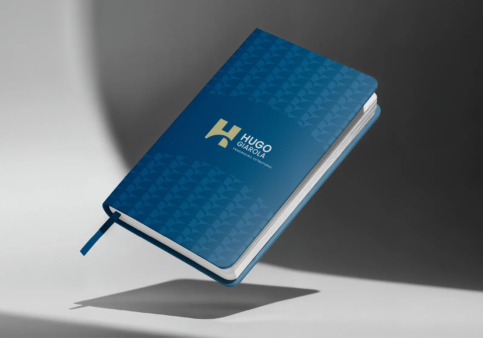 Hugo Giarola — Caderno azul com o logotipo