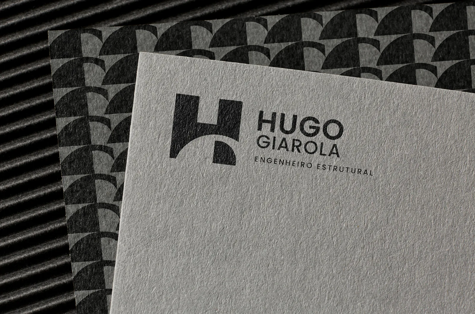 Hugo Giarola — Marca impressa em relevo sobre papel